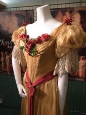 파월이 디자인한 영 빅토리아에서 에밀리 블런트가 착용한 의상