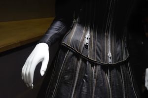 헬렌 미렌이 파월이 디자인한 더 템페스트에서 착용한 의상의 디테일