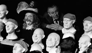 1966년 월트 디즈니가 디즈니랜드 어트랙션에 사용할 플라스틱 머리를 검사하고 있다.