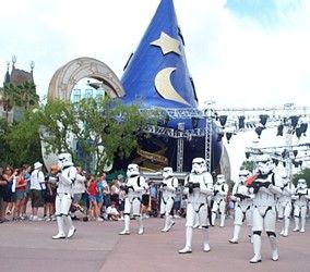 임페리얼 스톰트루퍼가 마법사 모자 근처에서 스타워즈 위켄드 동안 퍼레이드를 하고 있다.