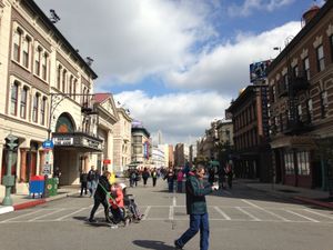 과거 백로트 세트였던 아메리카의 거리 지역은 뉴욕 시 파사드를 갖춘 곳으로 여러 영화 제작에 사용되었다. 2016년에 대부분의 세트가 철거되었다.