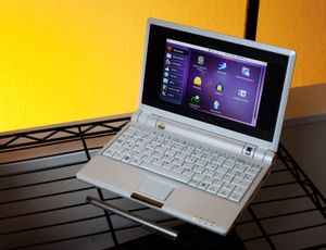 아수스 Eee PC 701, 펜과 크기 비교, 우분투 넷북 에디션 실행 중