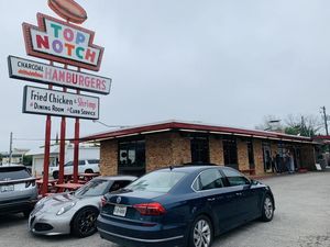 오스틴 탑 노치 햄버거 레스토랑에서 촬영되었다. 매튜 매커너히는 "all right, all right, all right" 대사를 즉흥 연기했다.