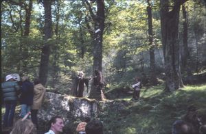 갈렌(피터 매크니콜)과 호지(시드니 브롬리)가 팩 부양 장면을 리허설하고 있다. 매튜 로빈스 감독이 북웨일스 카펠 큐리그의 카메라를 통해 모니터링하고 있다