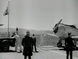 개막 장면은 미국 항공기가 캐나다-미국 국경을 넘어 견인되는 실제 사건을 묘사한다.