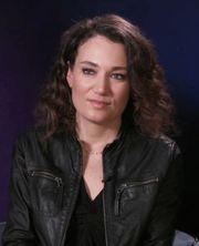 코랄리 파르자는 페미니스트적 주제를 바탕으로 각본을 썼다.