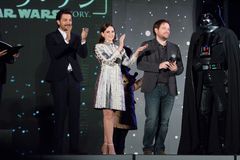 《로그 원: 스타워즈 스토리》 일본 프리미어 레드카펫에서의 존스 (가운데), 디에고 루나 (왼쪽), 개러스 에드워즈 감독 (오른쪽)