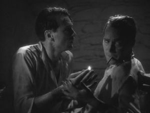 맥그리거(왼쪽)와 포사이스가 포로로 잡혀 있는 동안 고문으로 심하게 화상을 입은 손가락으로 담배에 불을 붙이고 있다.