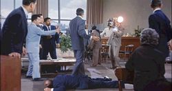 쓰러진 타운젠드와 의심받는 손힐