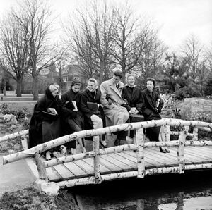 네덜란드에서 열린 1953년 국제 꽃 박람회 플로라에서 위베르 드 지방시와 모델들