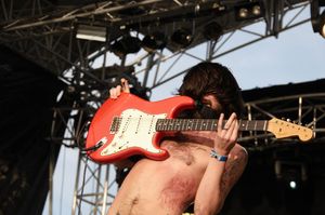 2008년 밴드와 함께 라이브 공연을 펼치는 리드 싱어 사이먼 닐