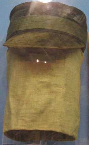 메릭은 대중의 눈을 가리기 위해 모자와 두건을 썼다.