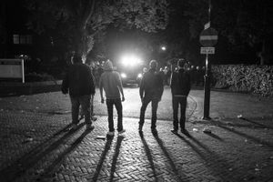 2012년 네덜란드 하렌에서 열린 프로젝트 X에서 영감을 받은 파티에서 경찰 앞에 서 있는 젊은이들, Project X Haren라고 불림.