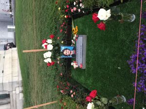 옐친의 임시 묘비는 할리우드 포에버 묘지에서 그의 모습을 담은 청동상으로 교체되었다.