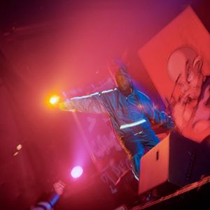 1997년 공연하는 AZ