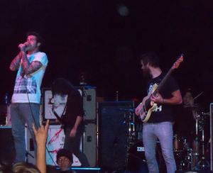 Of Mice & Men는 후기 앨범에 누 메탈 요소를 추가한 여러 메탈코어 밴드 중 하나이다.