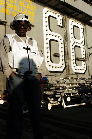 2004년 해군 항공모함 니미츠 비행 갑판에서 포즈를 취한 파이퍼