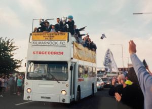 킬마녹 FC가 1997년 스코티시컵 결승전에서 우승한 후 마을로 돌아오는 모습, 1997년 5월 24일