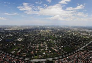 플랜테이션 동쪽 방향 항공 사진. 플라밍고 로드(Flamingo Road) (아래쪽)가 플랜테이션과 선라이즈를 구분한다.