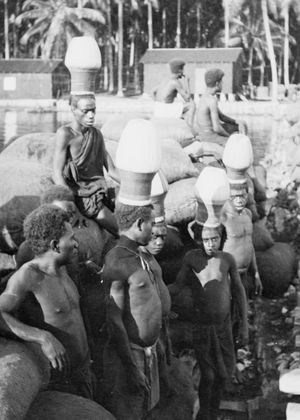 소라켄 출신의 남성들이 부건빌의 국가적 상징이 된 성인으로의 전환을 나타내는 머리 장식인 우페를 착용하고 있다.