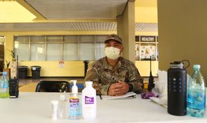 괌 육군 방위군의 군인이 3월 22일, 코로나19 격리 시설에서 근무하고 있다.