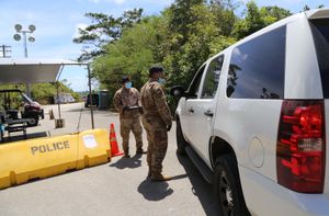 괌 공군 방위군이 격리 시설에서 괌 경찰을 지원하고 있다. 괌 방위군은 3월 21일, 루 레온 게레로 주지사의 지시에 따라 코로나19 대응을 지원하기 위해 소집되었다.