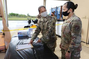 국가 방위군 장교들이 4월 23일 바리 가다의 준비 센터에서 COVID-19 검사에 대한 행정 절차를 검토한다.