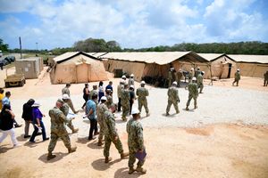 괌 정부 관계자들이 괌 해군기지에 있는 원정 의료 시설을 시찰하고 있다.