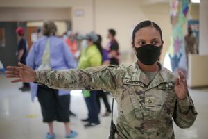 2020년 12월 17일 백신 접종 첫날 군중을 안내하는 괌 주 방위군