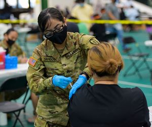 미 육군이 4월 15일 괌 대학교에서 백신 접종소를 지원하고 있다.