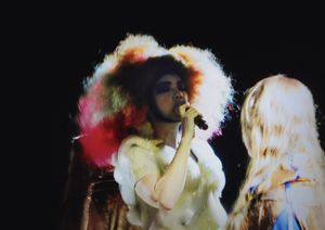 비요크가 2013년 2월 27일 파리 시르크 앙 샹티에에서 비요필리아 투어 공연을 하고 있다.