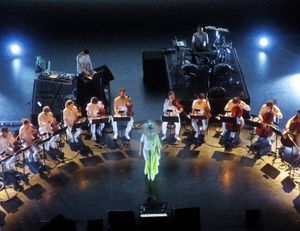 뉴욕 시티 센터에서 공연하는 비요크, 알람 윌 사운드, 아르카 그리고 마누 델라고와 함께