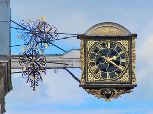 길드홀 시계의 외부 케이스는 1683년으로 거슬러 올라간다.