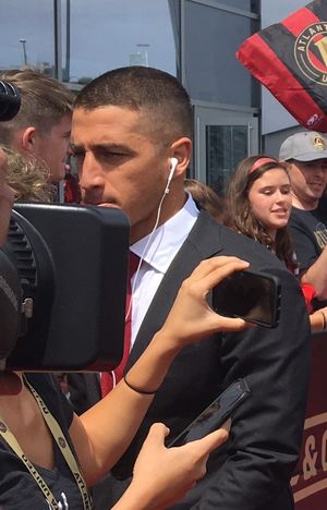 2017년 9월 10일, 애틀랜타 유나이티드에 골든 스파이크를 서명한 후의 카를로스 카르모나