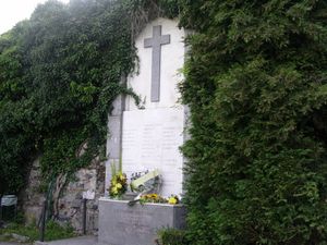 희생자를 추모하는 묘비