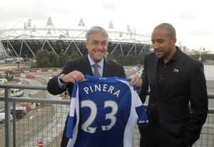 칠레 대통령 세바스티안 피녜라와 함께 버밍엄 시티 유니폼을 들고 있는 보세주르, 런던 올림픽 공원에서