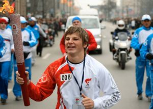 2008년 하계 올림픽 성화와 함께 있는 아르샤빈