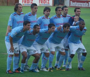 2009년 셀타 비고 선수들과 함께 있는 호셀루