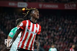 윌리엄스가 2023년 아틀레틱 빌바오에서 득점 기회를 놓친 후 반응하고 있다