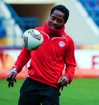 올림피아코스 시절 훈련 중 킥을 하려 하고 있는 마쿤