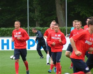 팀 동료들과 함께 PSV 에인트호번에서 훈련하는 라조비치 (오른쪽에서 두 번째)