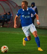 주자크가 2014–15 UEFA 유로파 리그에서 G.D. 에스토릴 프라이아를 상대로 플레이하는 모습