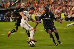 바송이 2011년 UEFA 챔피언스 리그 경기에서 레알 마드리드의 크리스티아누 호날두에게 공을 빼앗으려 하고 있다.