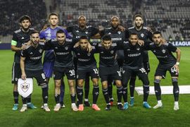 벤지아(7번)가 2024년 아약스와의 경기에서 카라바흐 선수들과 함께 정렬해 있다.