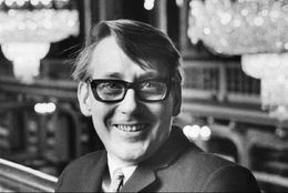 작가이자 삽화가인 스티그 "슬라스" 클라에손(1928–2008), 함마르뷔의 저명한 서포터