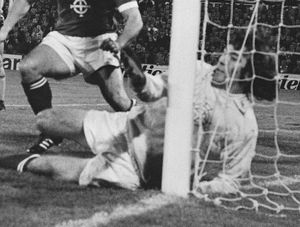 1976년 1978년 FIFA 월드컵 유럽 지역 예선 네덜란드전에서 선방하는 모습