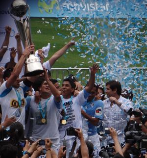 2012년 우승을 축하하는 크리스탈