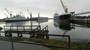 왼쪽의 외레순드스바르베트 조선소, 오른쪽의 전 수프라 AB, 배경의 그로엔(항구를 보호하는 인공섬)