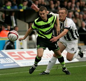 맥긴이 볼을 가지고 세인트 미렌 선수와 충돌하고 있다.