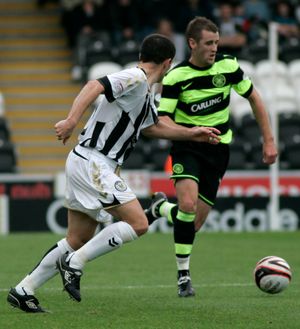 맥긴이 공을 드리블하고 있다.